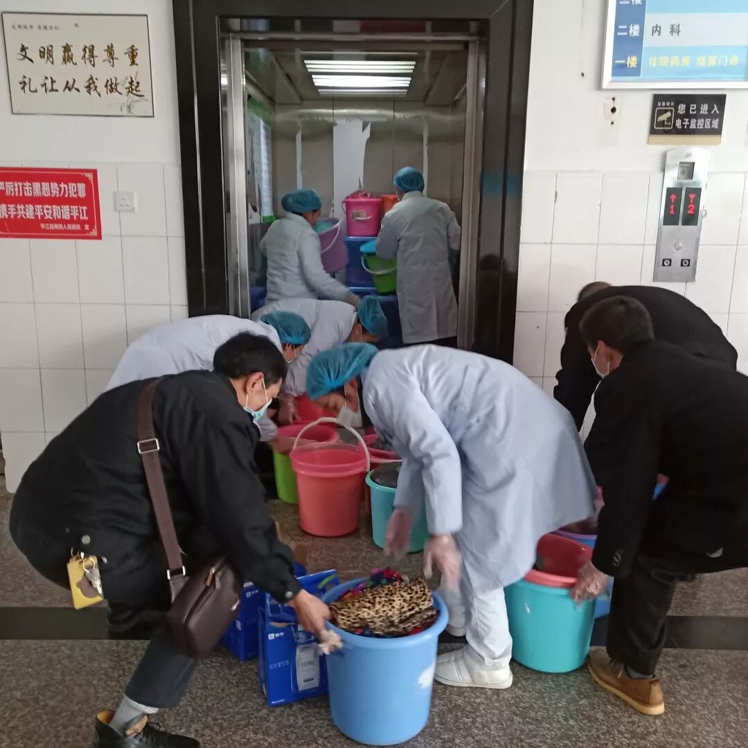 疫情当前、保障病人的安全，就是我们的职责------我院顺利完成女病区合并转运工作(图1)