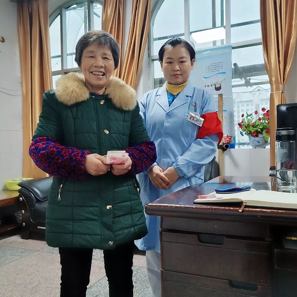 拾金不昧品德高 平凡传递正能量(图2)