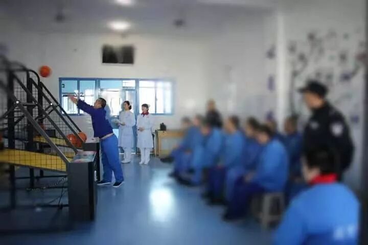 逢投必进 精彩我秀-----康复科举办投篮机趣味投球比赛(图1)