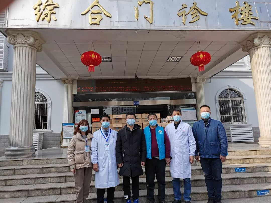 共同抗疫， 爱心无价——内蒙古伊利集团股份有限公司公益基金会平江负责人一行莅临我院捐赠爱心物资(图1)