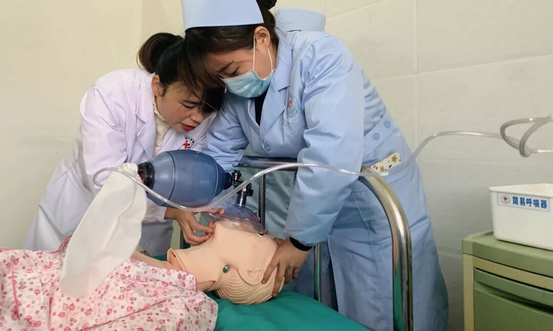 争当平安守护者——四病区开展新进人员心肺复苏应急演练(图4)