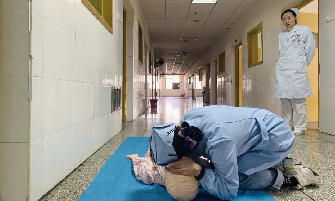 争当平安守护者——四病区开展新进人员心肺复苏应急演练(图2)
