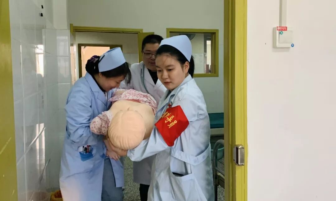 争当平安守护者——四病区开展新进人员心肺复苏应急演练(图3)