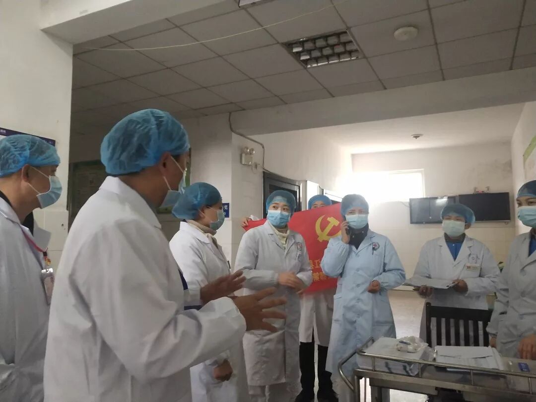 党旗在心，责任在肩，落实在行——平江县第四人民医院抗击新冠肺炎疫情处处闪耀着党员的身影(图6)