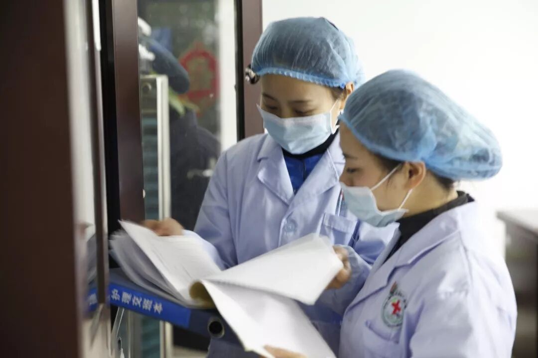 防控“疫”线 我们与你同在---致敬绽放在疫情防控一线最美的丁香花(图1)