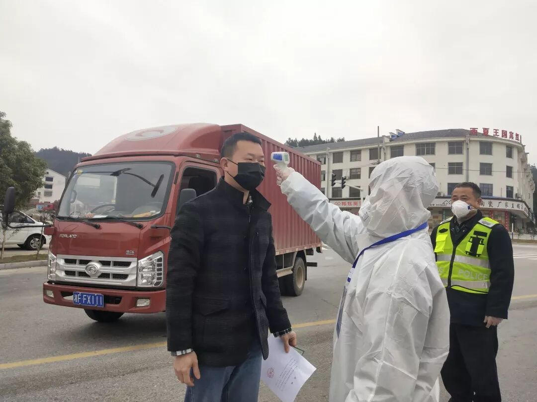 交通联防联控点最美的“蒙面英雄” ——致敬我院派驻协助排查的医务人员(图1)