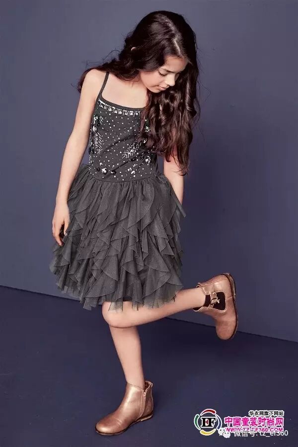 ",小小婴孩的圣诞专属礼盒不仅包含了服饰产品还贴心准备了系列小玩具