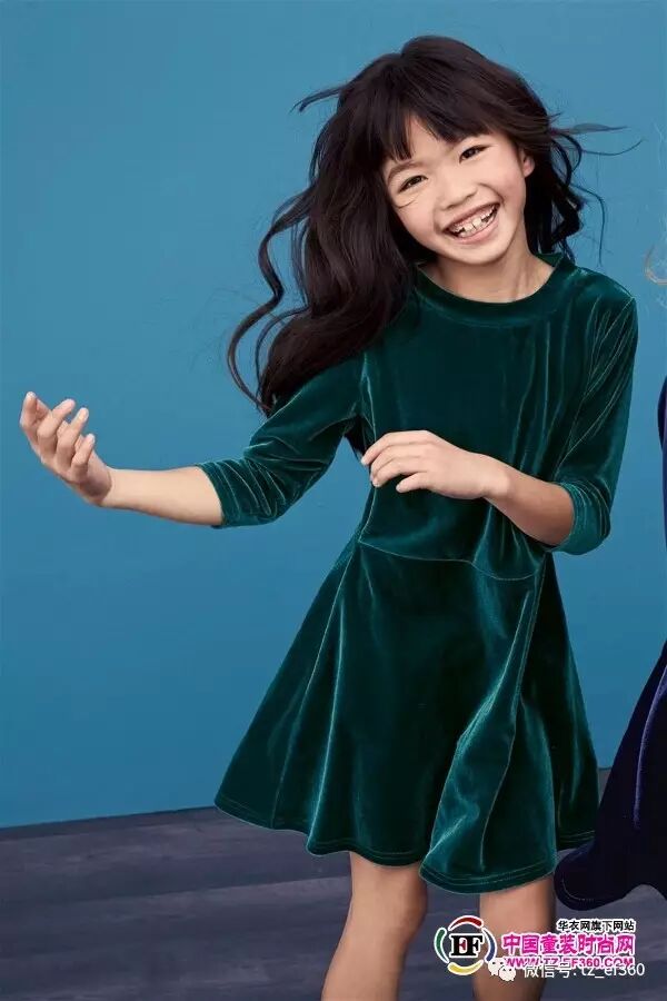 ",小小婴孩的圣诞专属礼盒不仅包含了服饰产品还贴心准备了系列小玩具