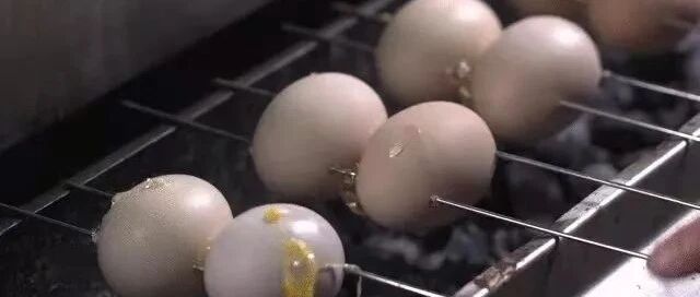铁扦穿生鸡蛋进行烧烤，如何做到不破不裂？你学会了吗？
