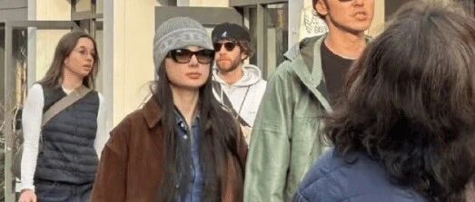 阮经天和女友十指紧扣逛街 两人年龄相差20岁