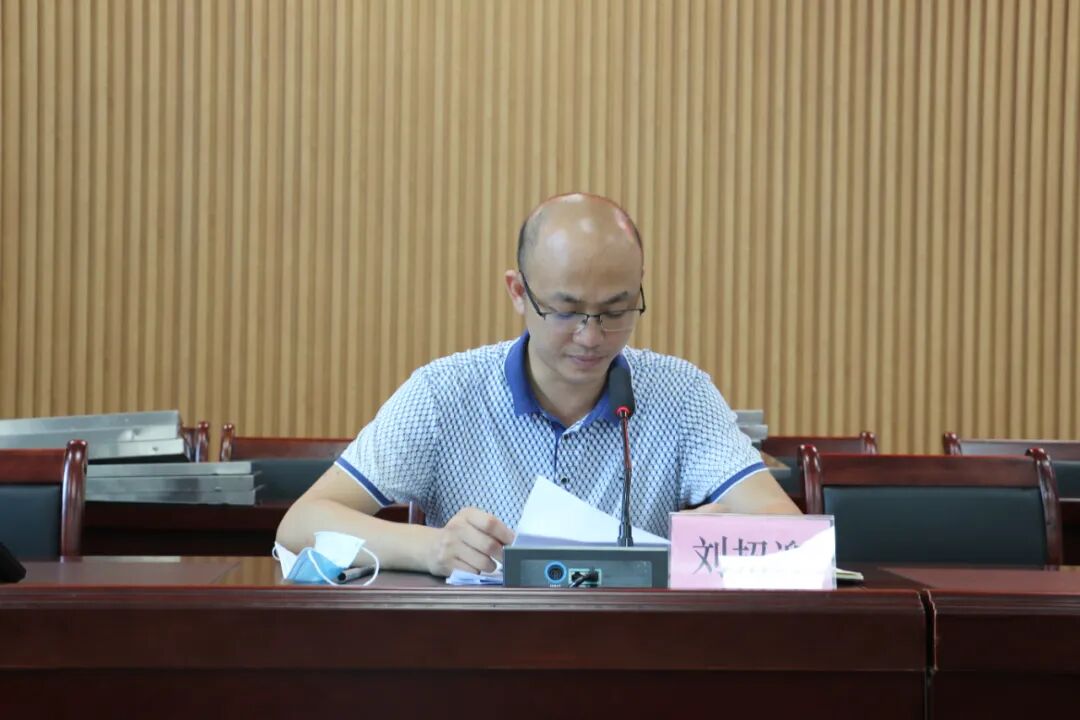 会上,刘招迎宣读了《关于表彰第五届梅州市文明校园的决定》和《关于