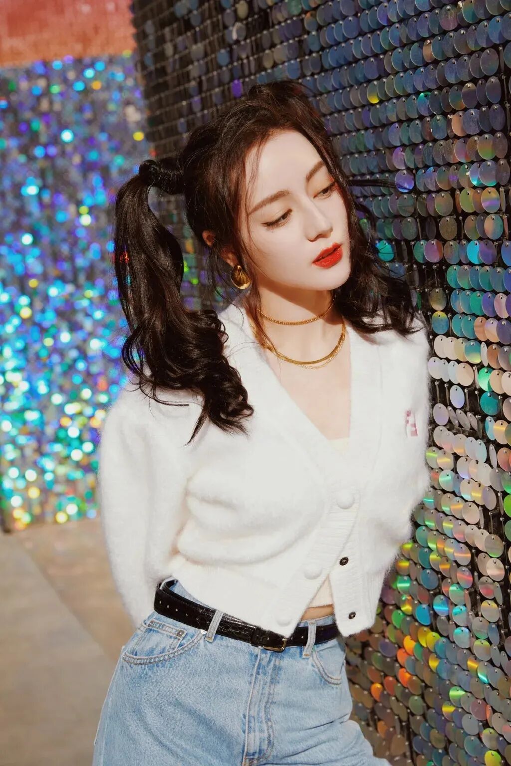 双马尾的扎发造型也有尝试过,龙须刘海的加入能够修饰发际线,看起来