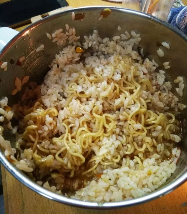 完全可以吃到饱两菜一汤,营养搭配,一荤一素一食堂的饭菜向来