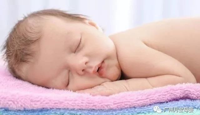 新手媽媽必備小常識：寶寶頭型怎麼睡好看 親子 第5張