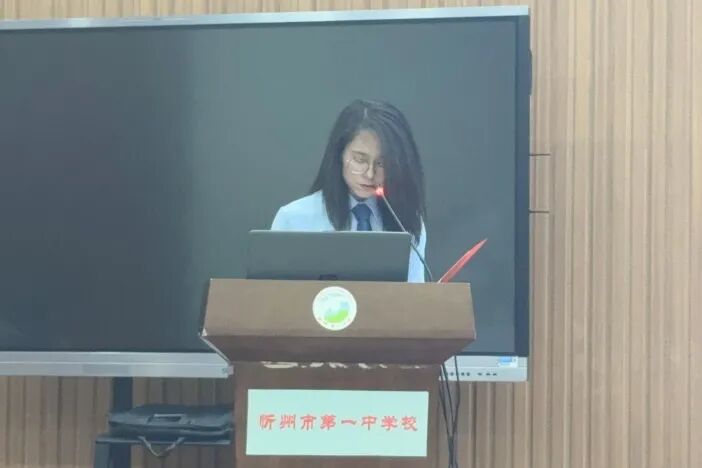 漫长》青年教师薄金玲主校区高一语文组组长高俊宣读推荐词《潜心向学