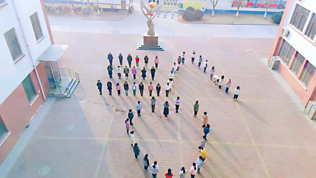 女教师"三八 爱心"队形庆祝自己的节日,之后呼啦圈快乐转,手疾眼快抢