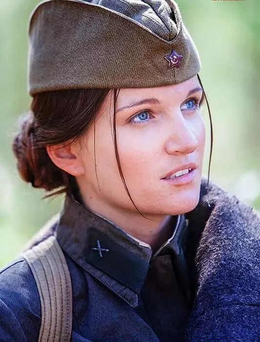 那就是成龙主演的《机器之血》:动作飙车,爆破枪战,科幻飞船,生化人