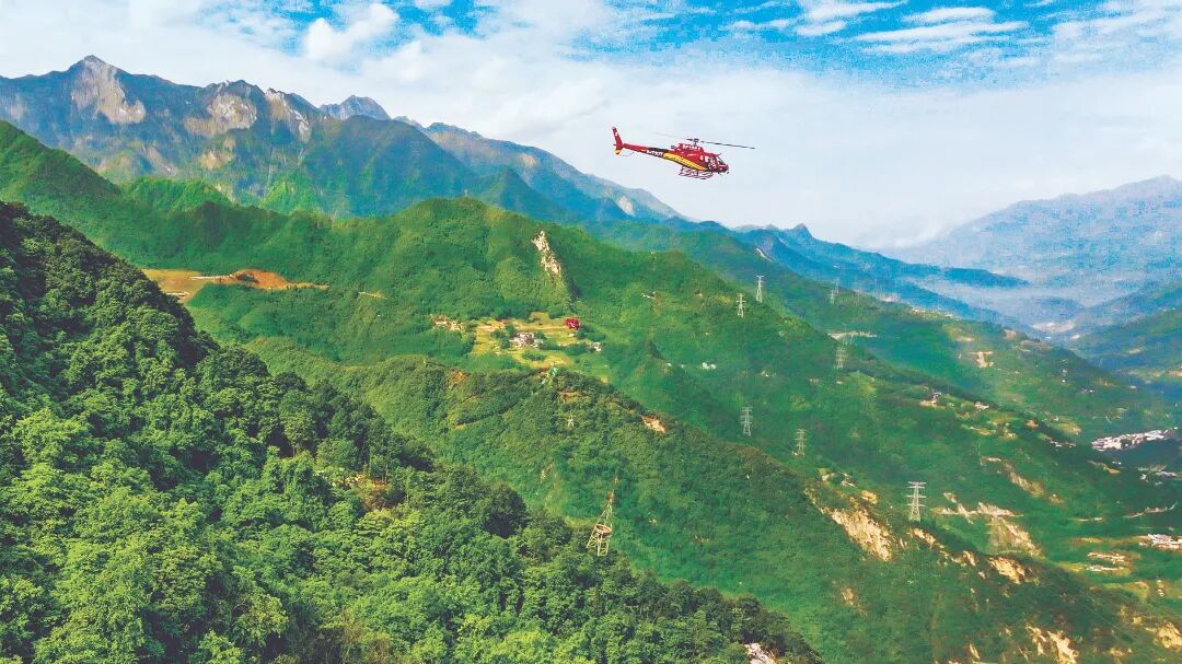 《双机浇筑特高压》2025年5月，在四川阿坝州1000千伏阿坝—成都东特高压交流输电工程建设现场，国网电力空间技术有限公司两架直升机经过5小时33分钟的协同作业，成功完成53.25吨塔位基坑混凝土浇筑，标志着特高压交流线路首次直升机双机协同混凝土浇筑施工圆满完成。（王泽昭）.jpg