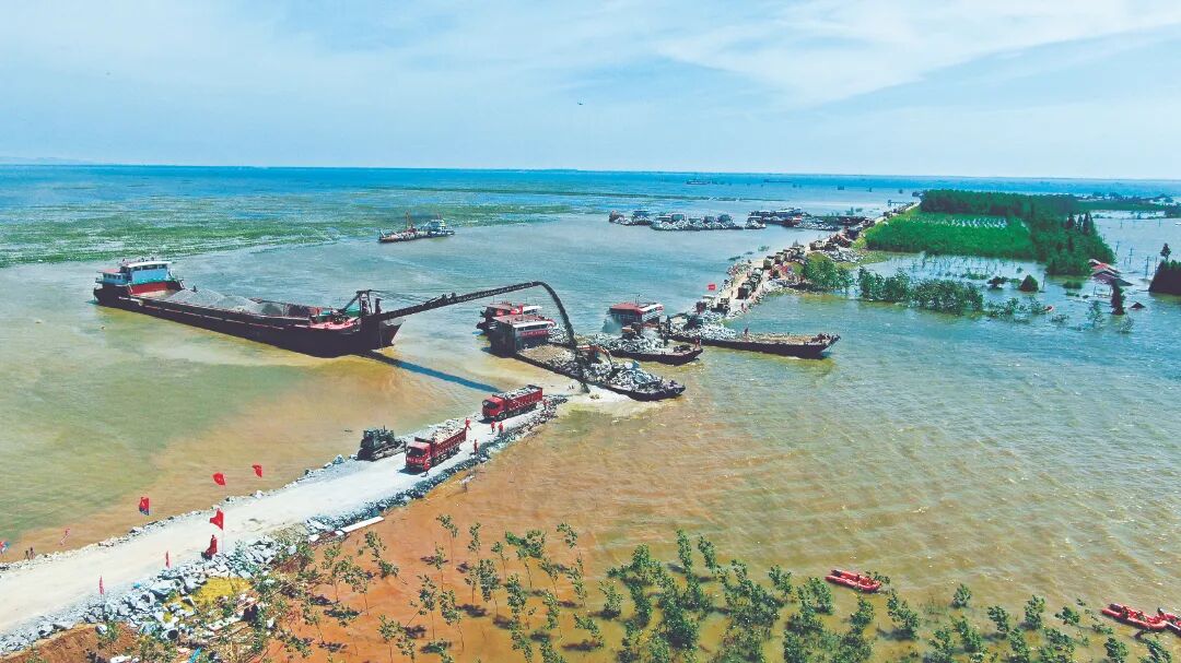 《洞庭湖堤防保卫战》2024年7月7日，在湖南岳阳市华容县团洲垸洞庭湖一线堤防决口封堵现场，经中国安能建设集团有限公司技术专家组研究会商，采取“机械化双向立堵+船舶水上抛投”战法，按照“抢筑裹头、双向立堵、水上抛投、突击合龙、加高加固、防渗闭气”的程序加紧进行封堵作业。（马帅伟）.jpg