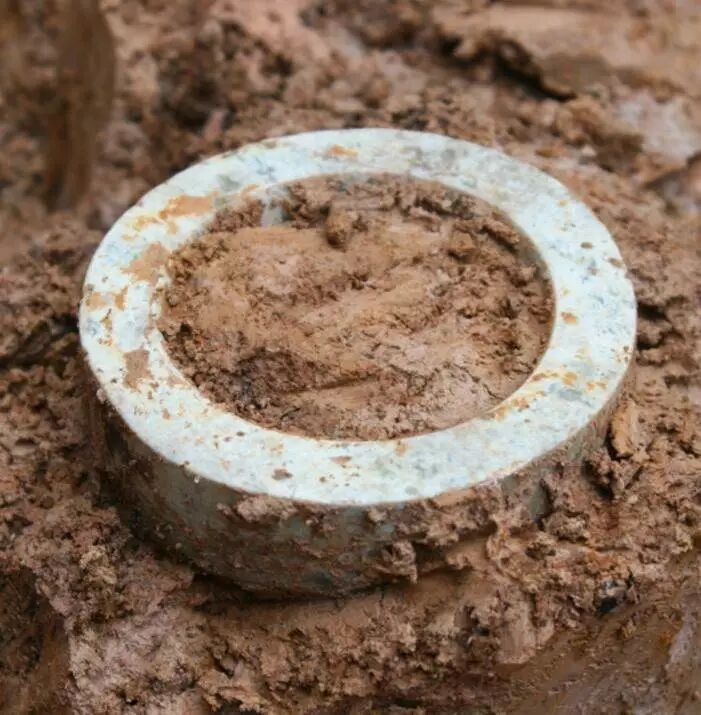 发现保存完整的墓上封土堆,并出土一件完整的玉手镯