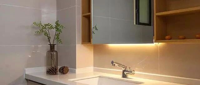 玄关别再傻傻打柜子了，现在流行这么做，漂亮大方而且实用！