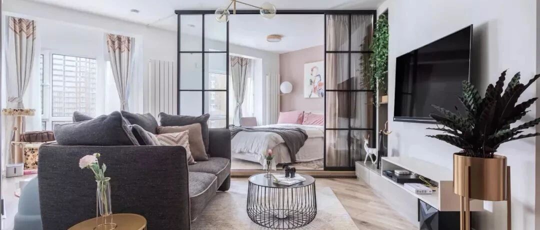 电视柜现在流行这样装，简约实用，连背景墙都省了！