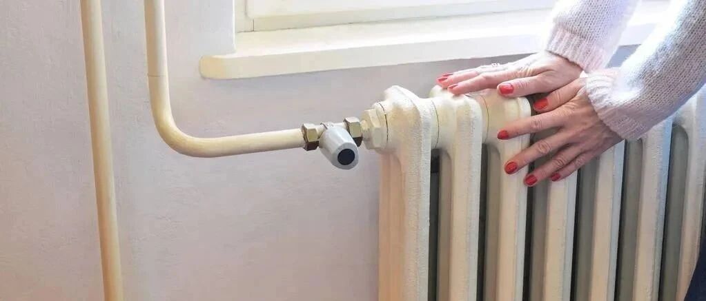 暖气片摸着烫手，室温却不高？可能是保温没！做好