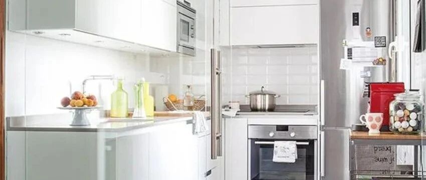 越来越多厨房不砌墙也不装框架门了，无框玻璃藏轨道，效果上档次