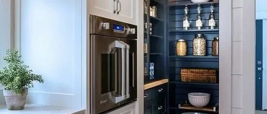 日本厨房从不装吊柜，而是用1㎡步入式储藏室代替，归纳整齐省心