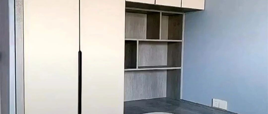衣柜靠墙处掏个洞，装个半内嵌的转角书桌，小户型这么设计省空间