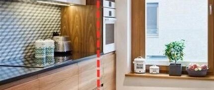 厨房不实用怪自己，灶台侧面没留空30公分，定制高柜将厨电嵌中间