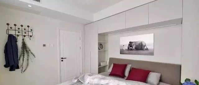 卧室不放床头柜，而是在床头打了一排柜子，收纳大2倍都不止