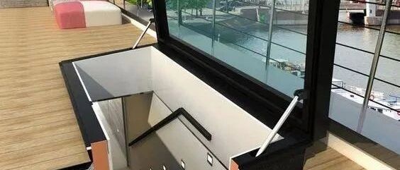 买了顶楼就是好，凿个天窗入口，把楼顶收拾干净，一家独享大露台