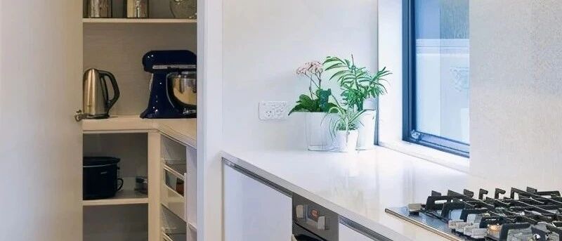 日本厨房从不装吊柜，而是用1㎡步入式储藏室代替，归纳整齐省心