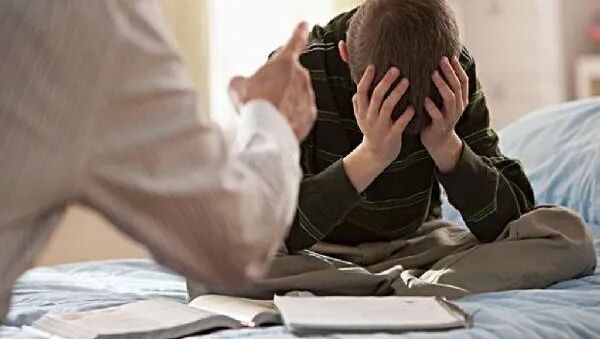 网课35天，没写作业，妈妈要跳楼，儿子下跪道歉，这样赢了又如