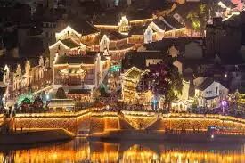 浙江义乌：佛堂古镇游人如织-人民图片网