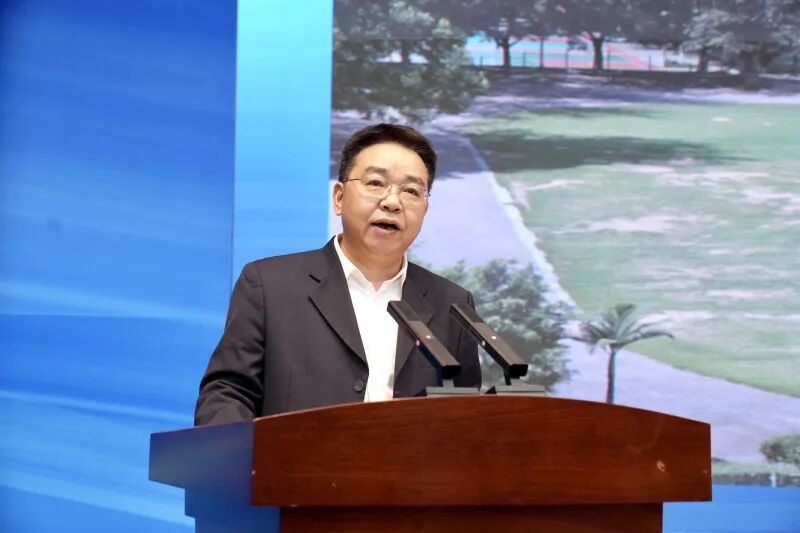 进行分享宝安中学(集团)外国语学校校长刘春景进行分享当天,海城小学