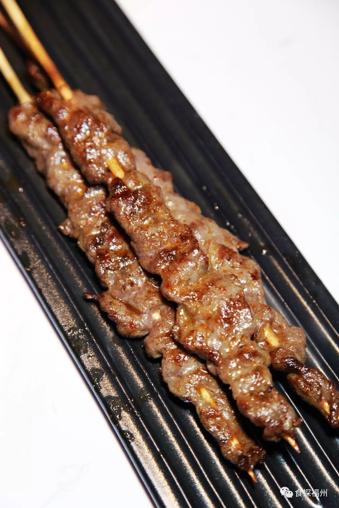 【烤牛肉串】调味刚好,牛肉考的很鲜嫩.汁水多多.