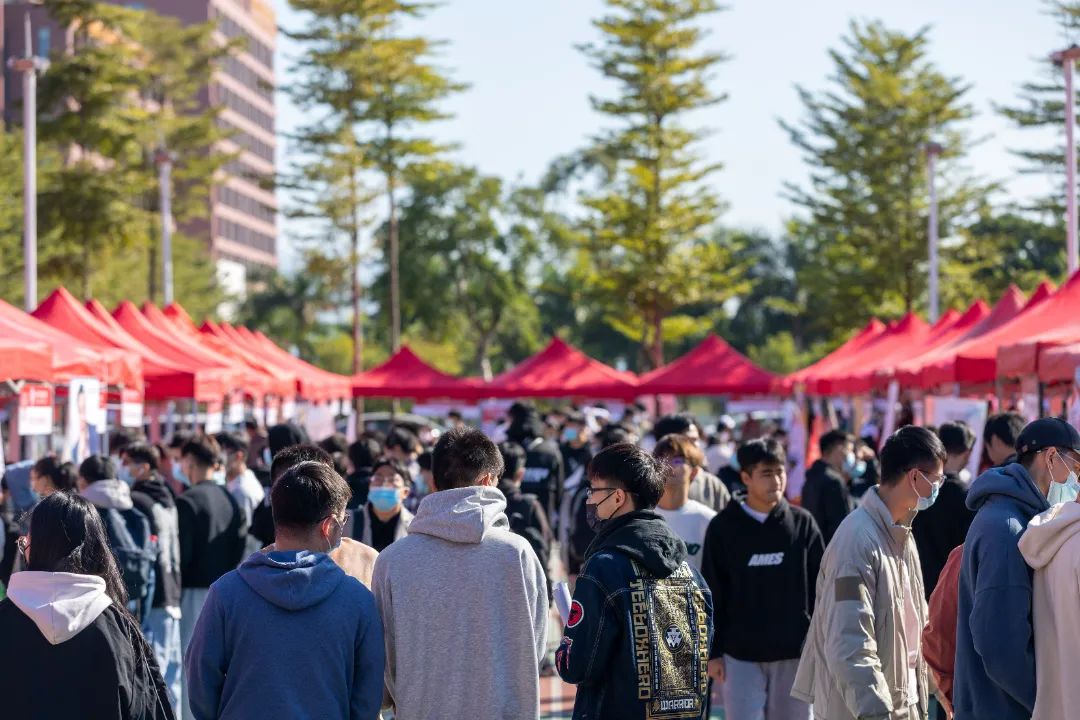 侵刪)▲火熱的招聘會現場廣州華商職業學院位於廣州市增城區,地理位置