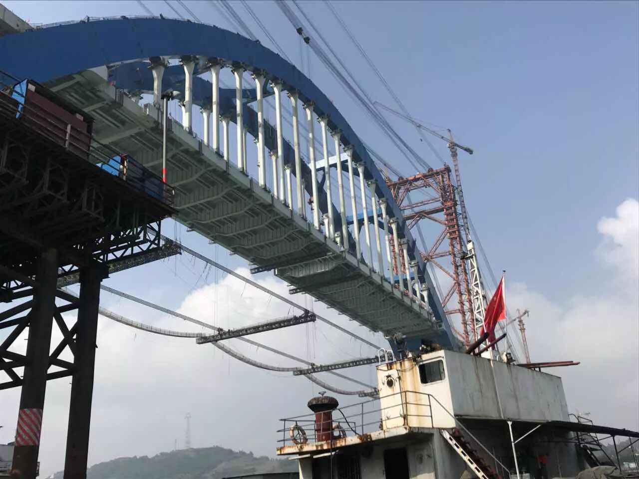 世界最大公铁两用钢箱拱桥震撼合龙!