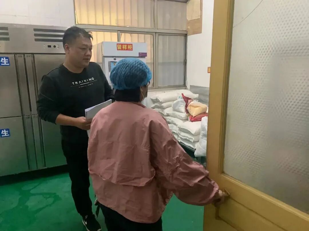 秋日同话共谱心曲东阿县牛角店镇中心小学开展家长开放日活动