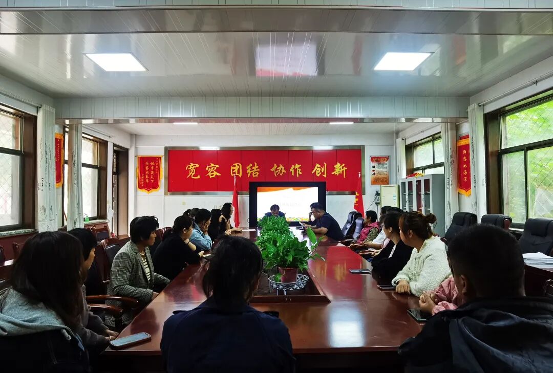 秋日同话共谱心曲东阿县牛角店镇中心小学开展家长开放日活动