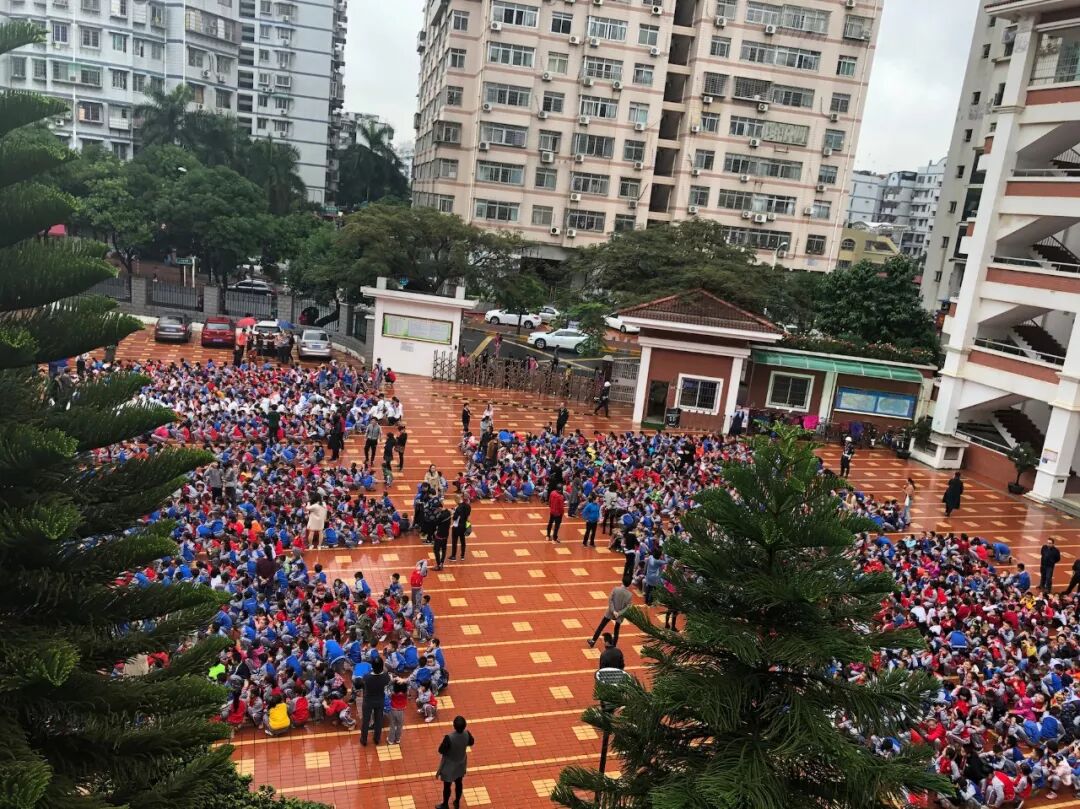 于平时扎实的消防演习操场上都是他的同学们大熊到达江头中心小学时