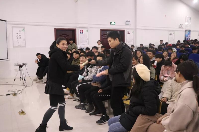 学院进行艾滋病知识讲座及现场检测