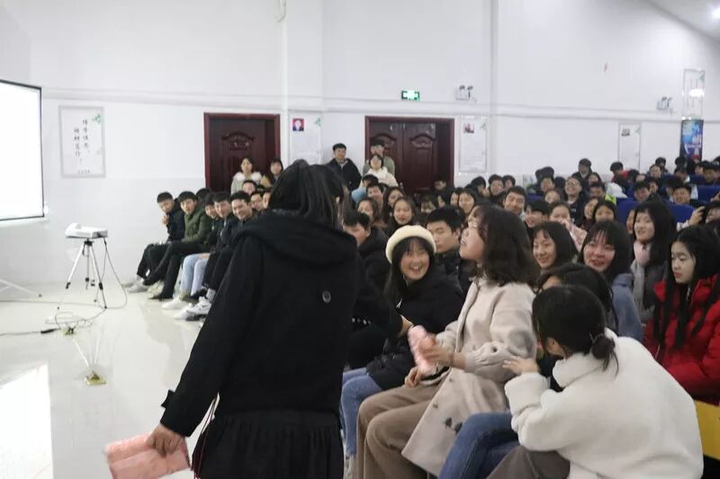 学院进行艾滋病知识讲座及现场检测