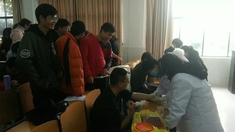 学院进行艾滋病知识讲座及现场检测