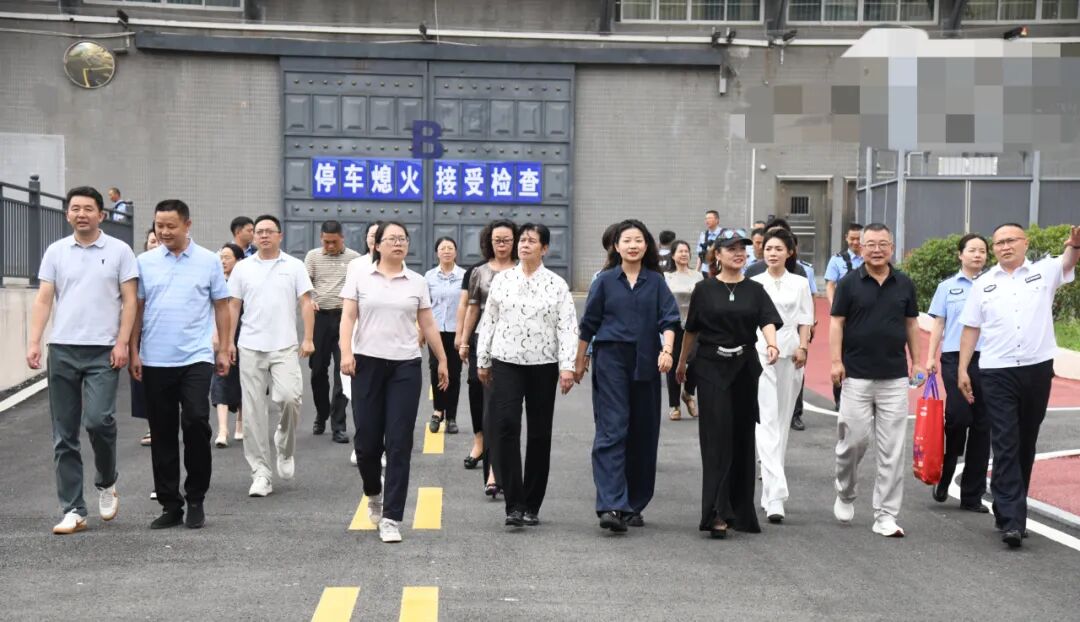 “黄丝带”情系高墙 帮教团鼓舞新生——贵州省未管所举办罪犯帮教暨教育改造成果汇报演出