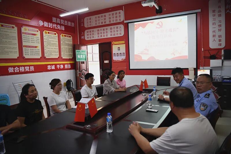 省未管所(贵定监狱)民警一行到云雾小学开展"法治副校长进校园"活动