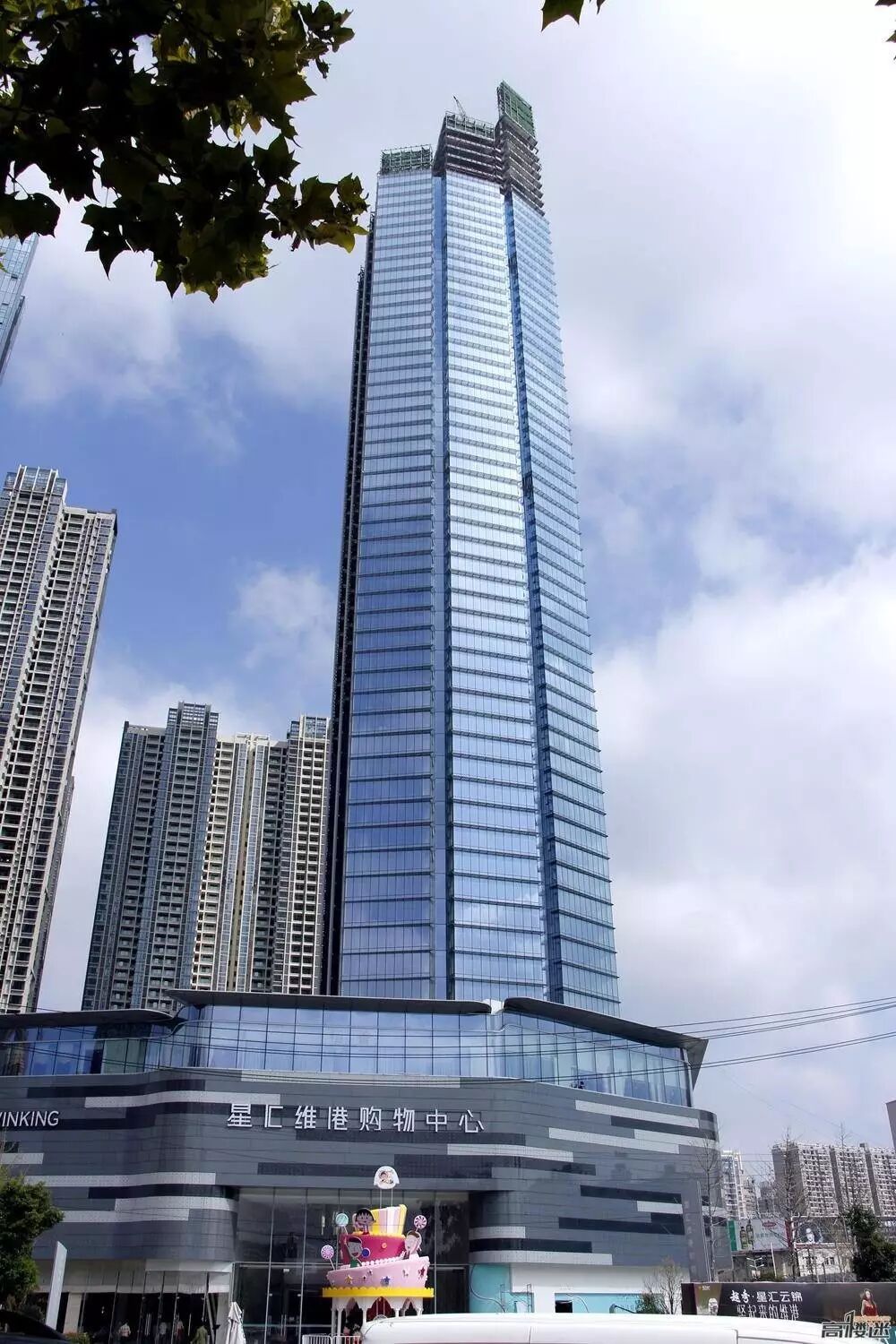 就像武汉正在建设的绿地中心,设计高度636米,准备冲击中国摩天大楼第