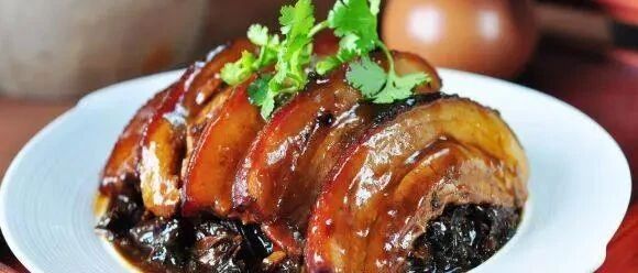 现在吃肉才不会胖，是为了抵御寒冷！